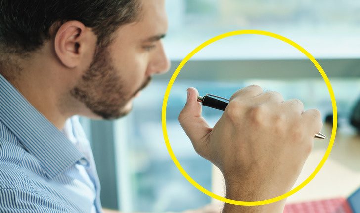 клацати ручкою