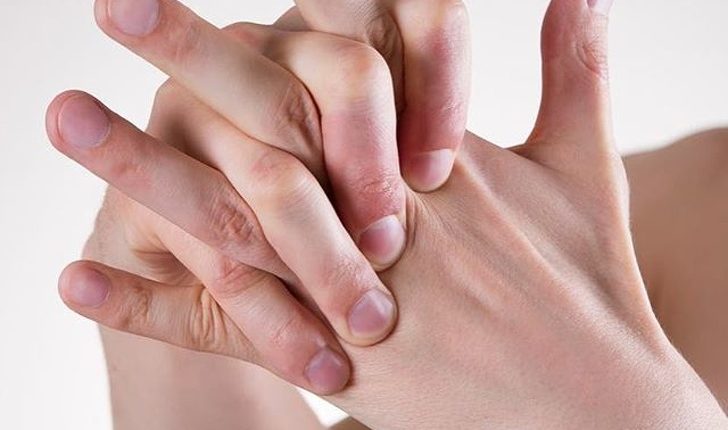 клацати суглобами пальців
