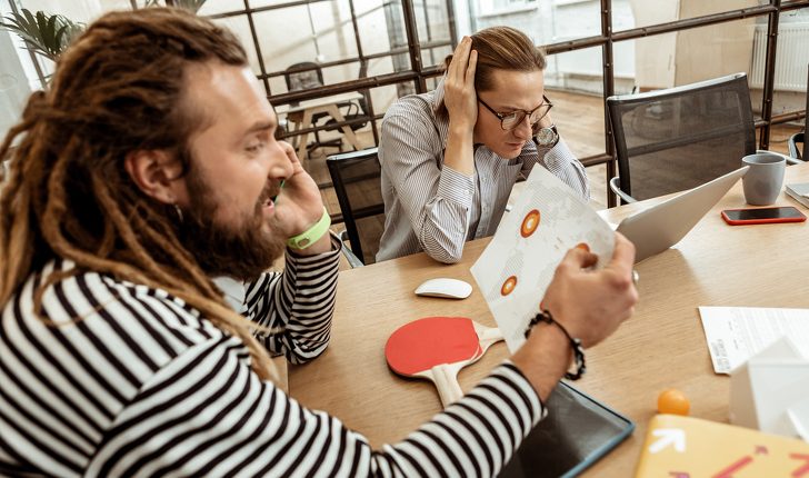 розмовляти по телефону