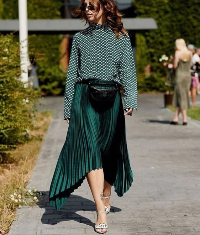 Асиметрія в плісированих спідницях