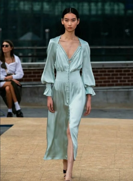 атласна сукня