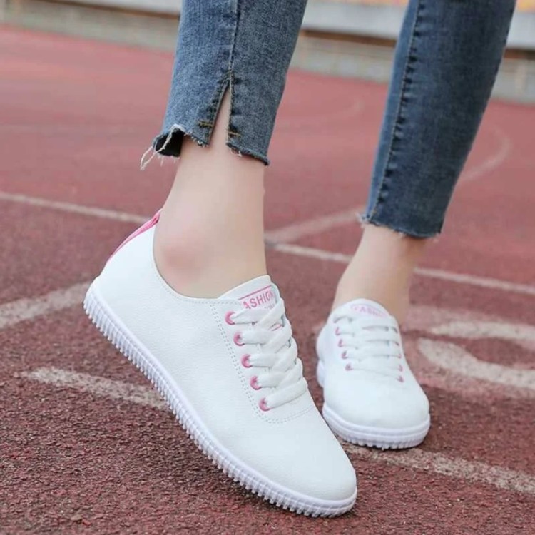 кросівки з округлим носом