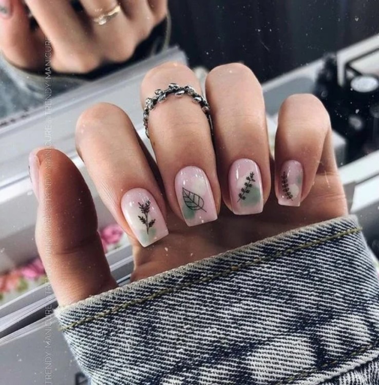 рослинний принт в манікюрі