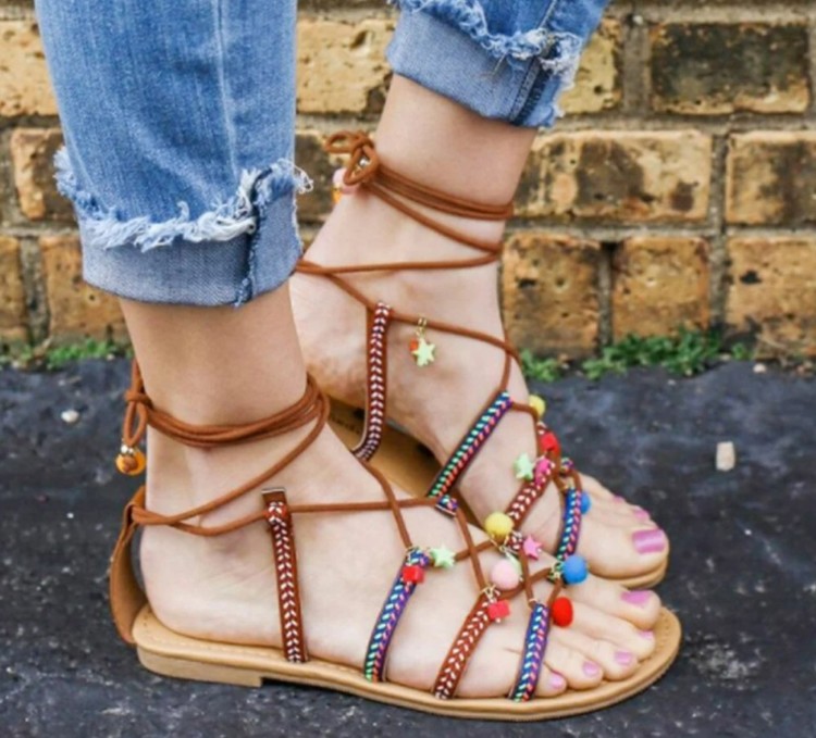 сандалі на плоскій підошві