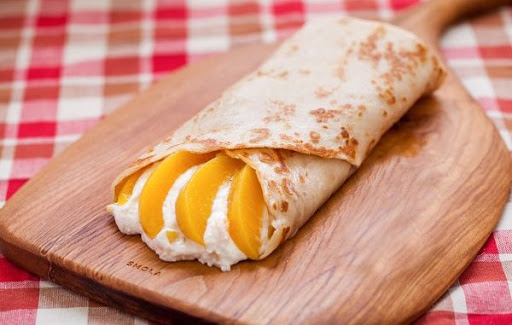 Млинці з сиром та персиками