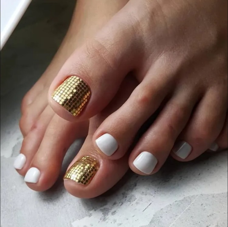 білий педикюр з декором