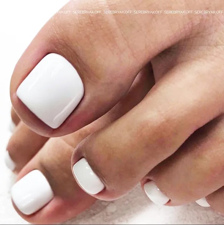 білий педикюр