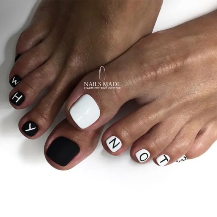 чорно-біий педикюр