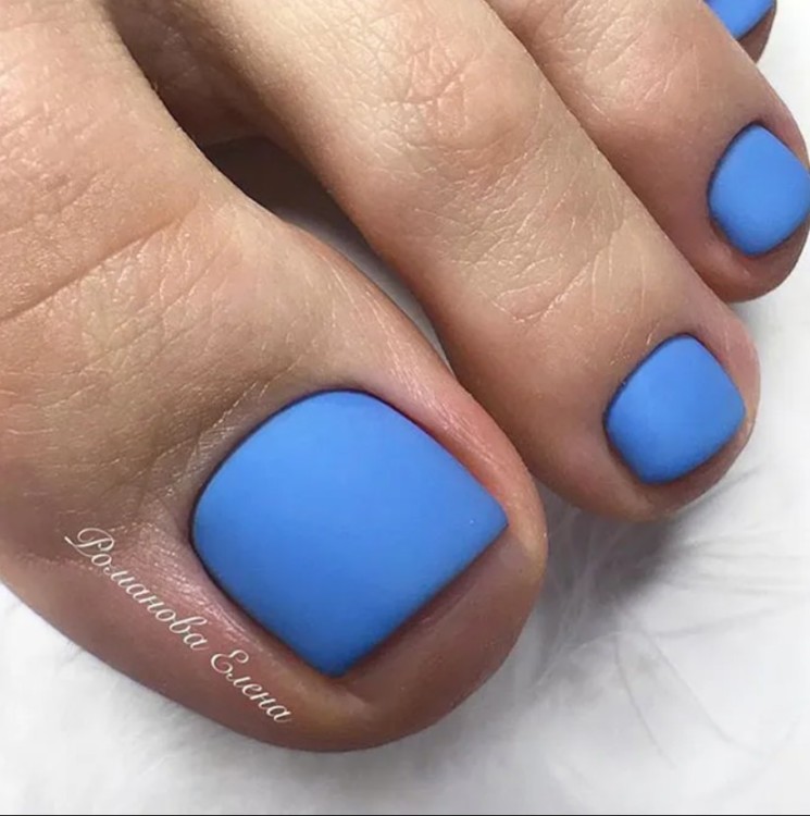 холодний синій в педикюрі