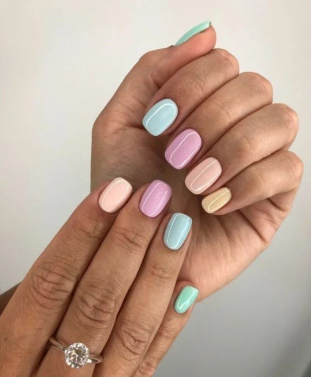 кольорові нігті