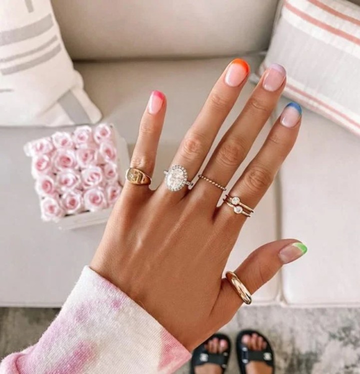 кольоровий френч з прикрасами