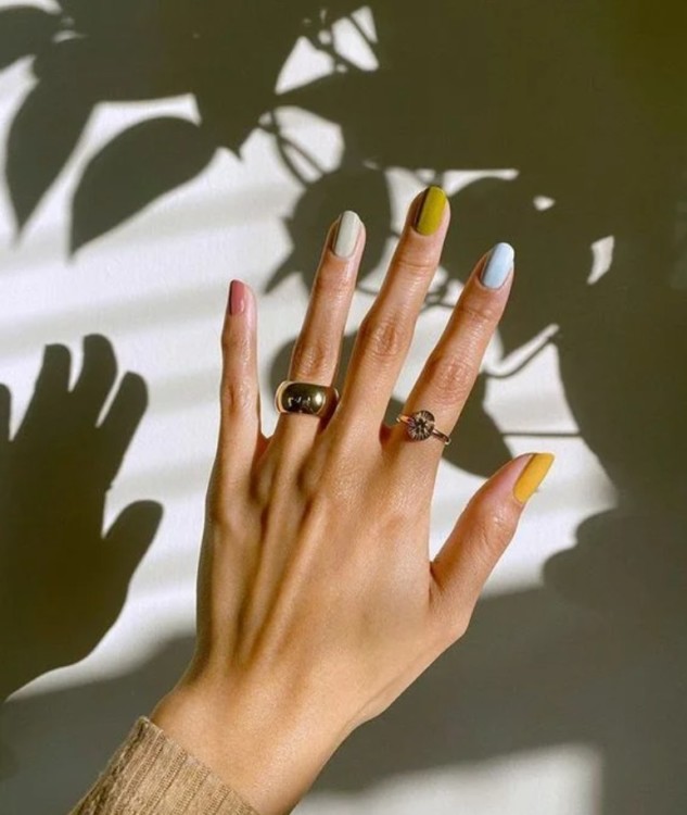 кольоровий манікюр