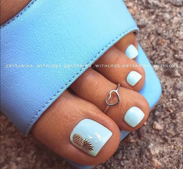 небесно-блакитний педикюр