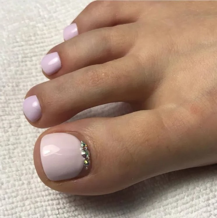 ніжно бузковий педикюр