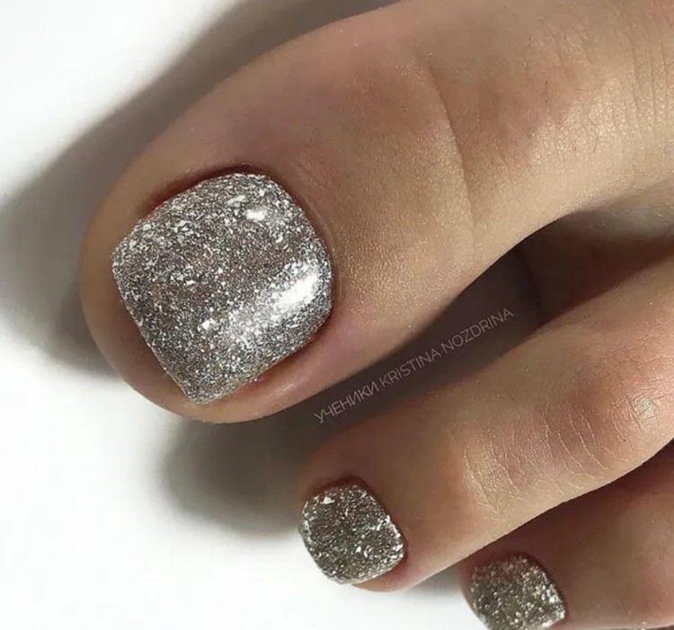 педикюр з блискітками