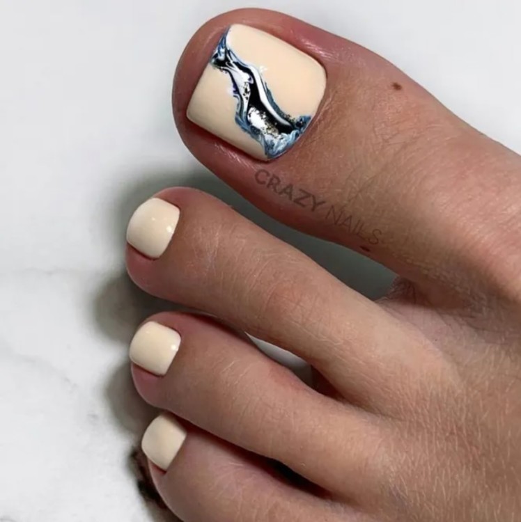 світлий педикюр