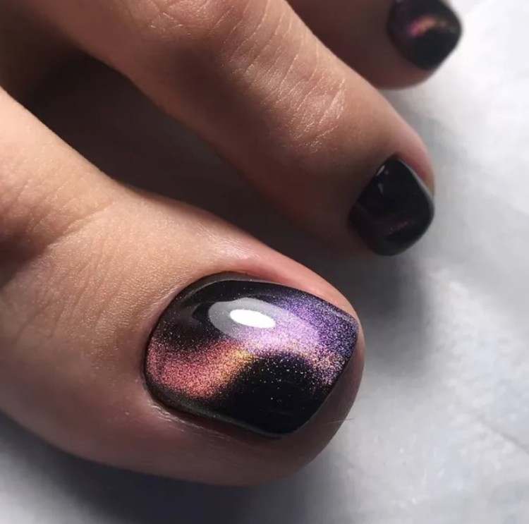 темний педикюр