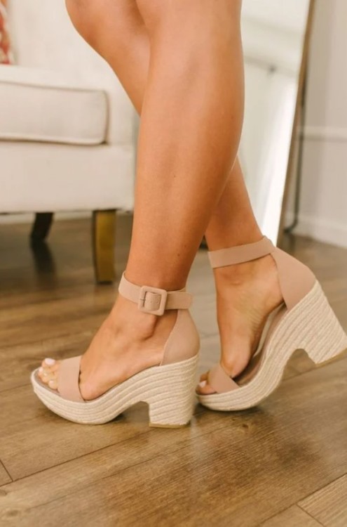 яскраве літнє взуття