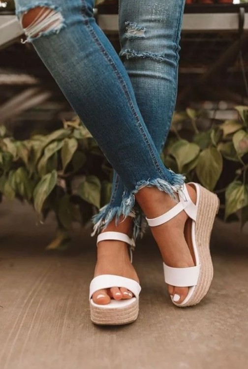 яскраве взуття