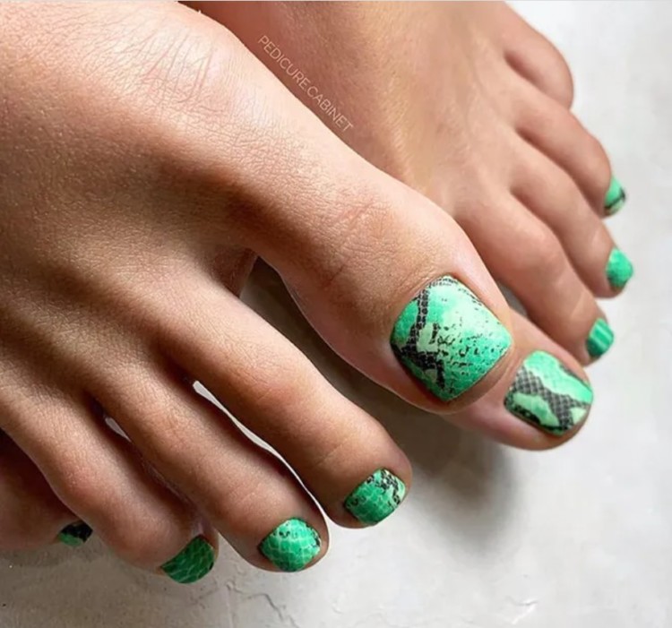 зміїний принт в педикюрі