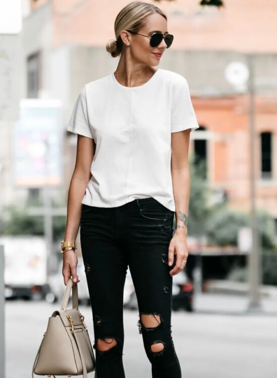 біла футболка з чорними джинсами