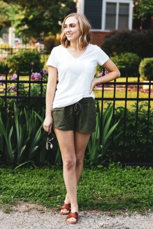 біла футболка з лляними шортами