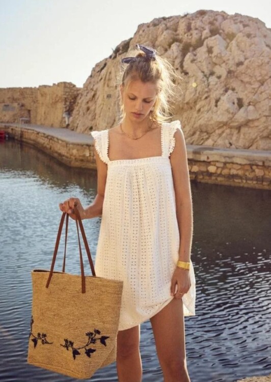 біла в'язана сукня