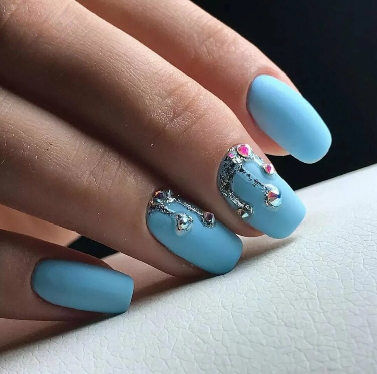 блакитний манікюр з декором