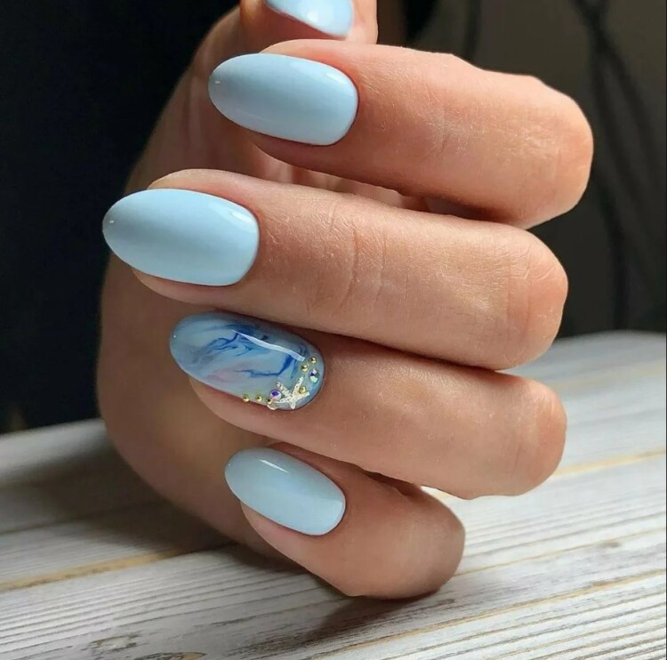 блакитний манікюр з ефектом мармуру