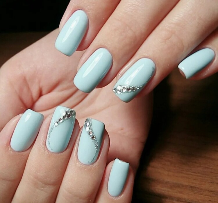 блакитний манікюр зі стразами