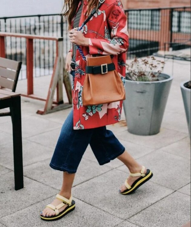 босоніжки в спортивному стилі