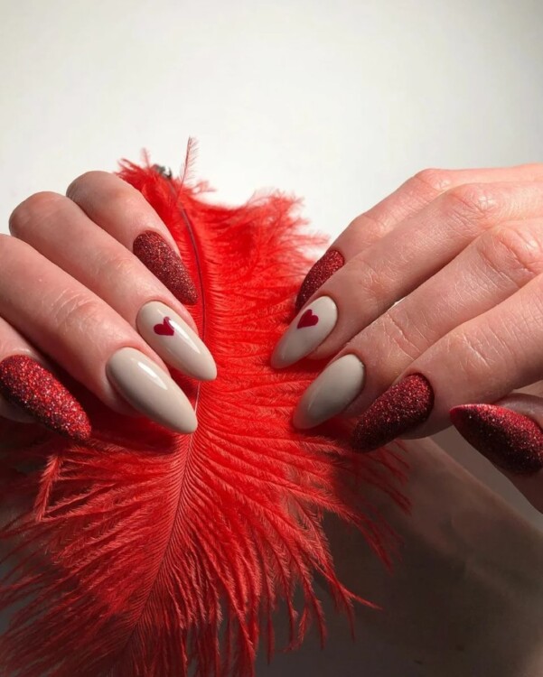 червоний манікюр з глітером