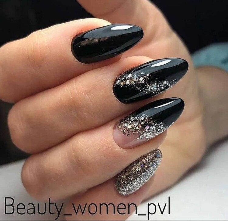 чорний манікюр з глітером