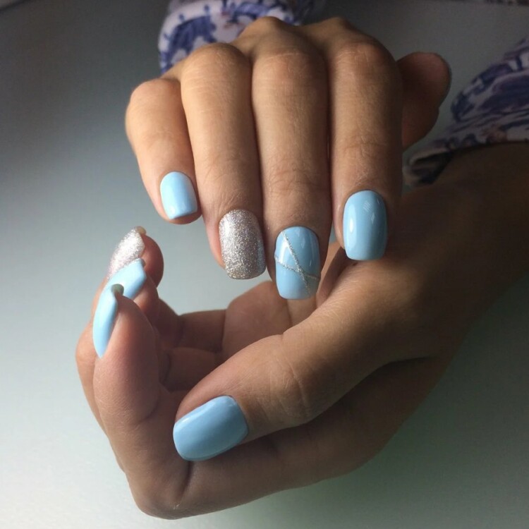 блакитний манікюр зі срібним декором