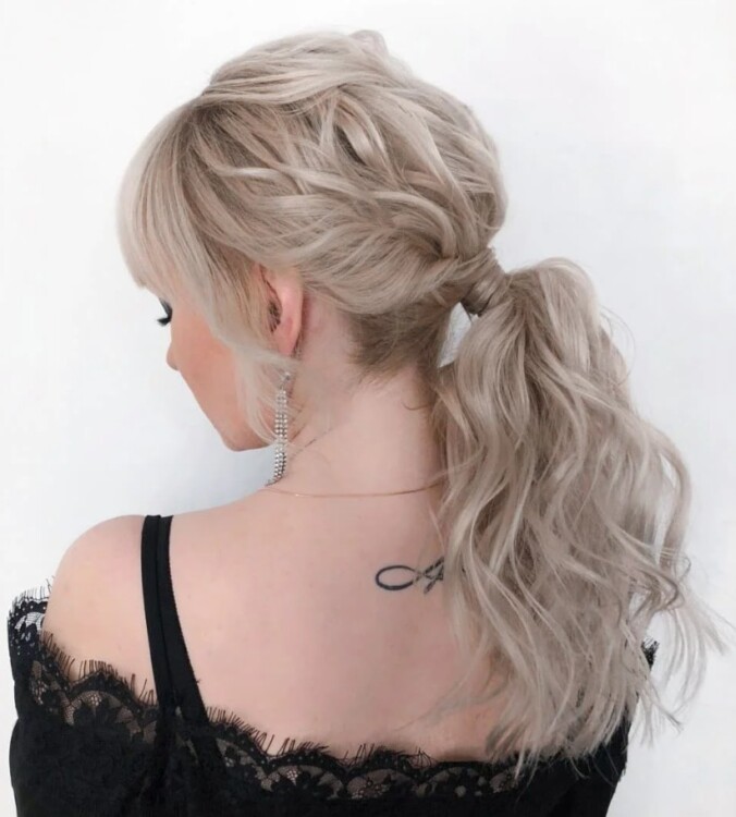 низький хвіст на хвилястому волоссі