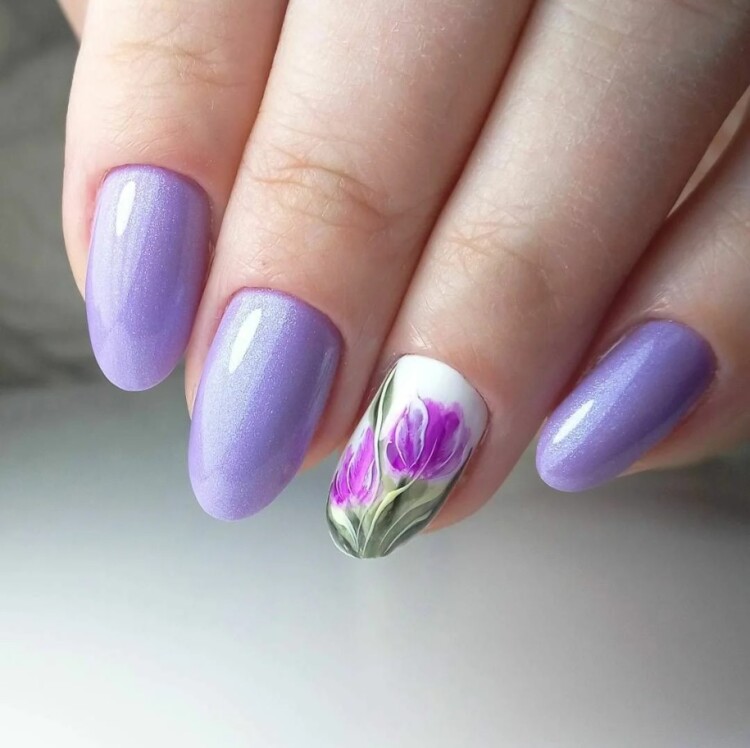 лавандовий манікюр з квітами