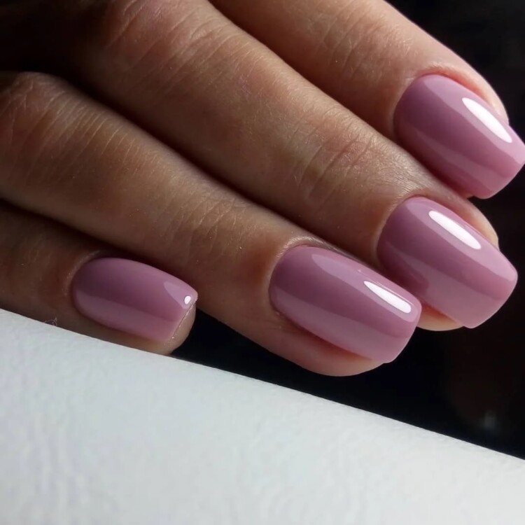 малиновий відтінок манікюру