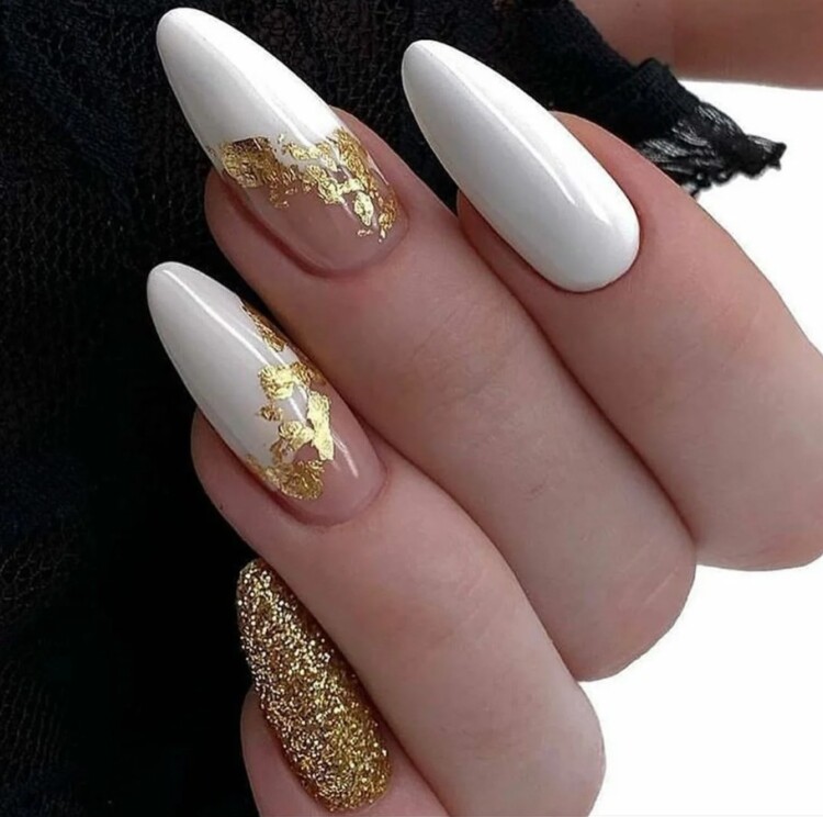 манікюр білий з золотим