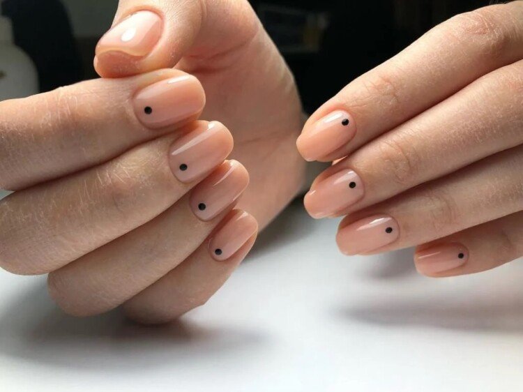 манікюз в цяточку