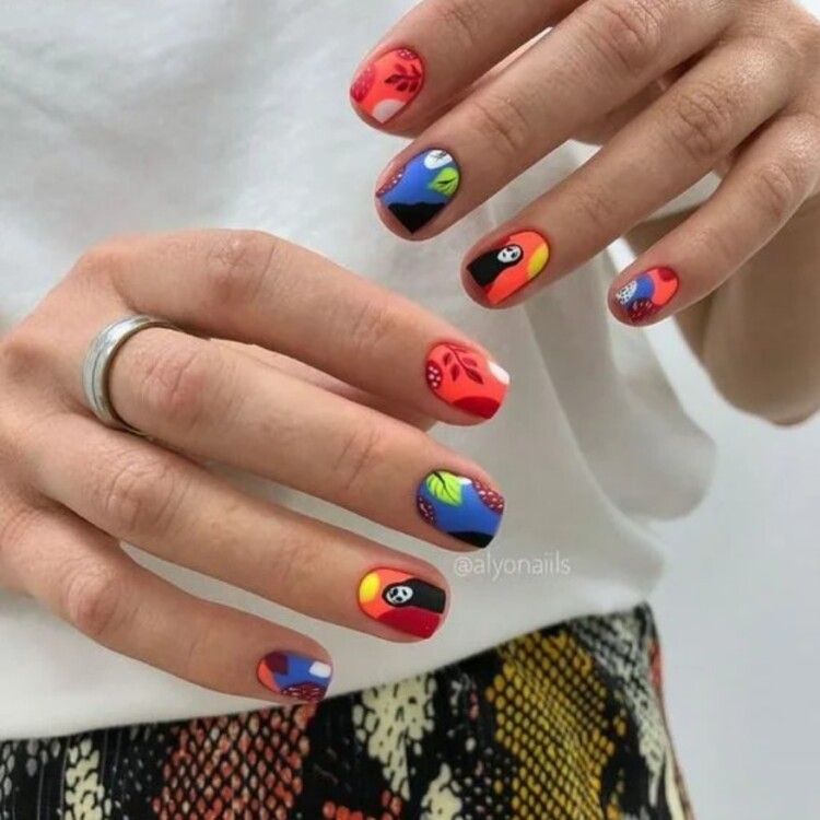 модний манікюр з принтом 3