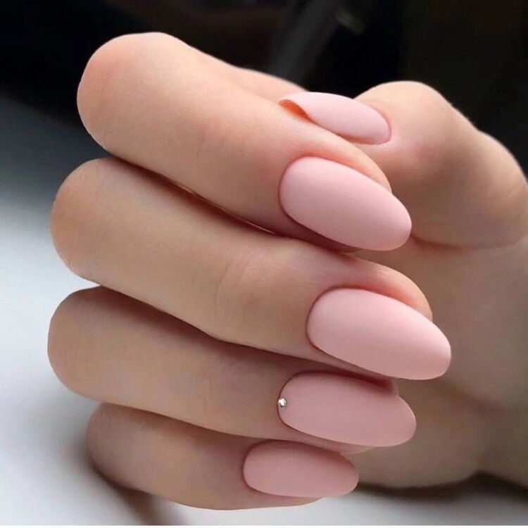 нюдовий манікюр з матовим фінішом
