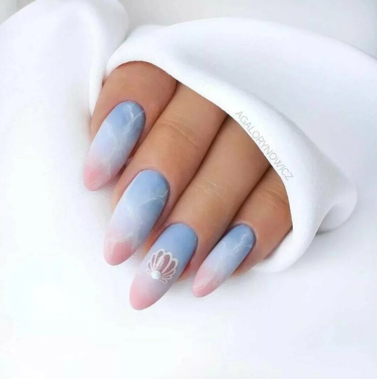 рожево-голубий манікюр з ефектом мармуру