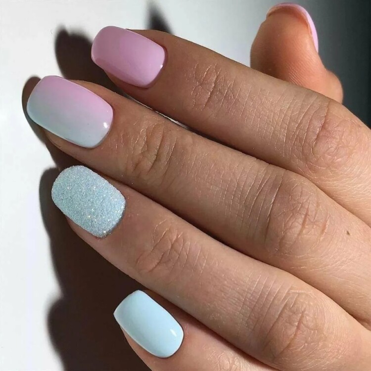 рожево-голубий манікюр з ефектом втирки
