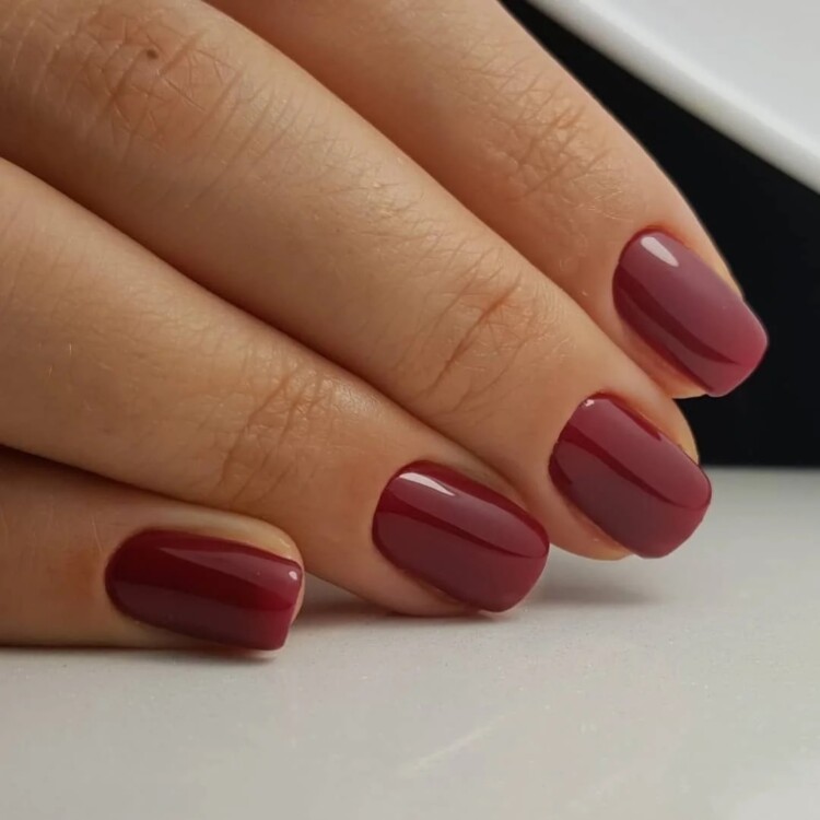 темно-фіолетовий манікюр