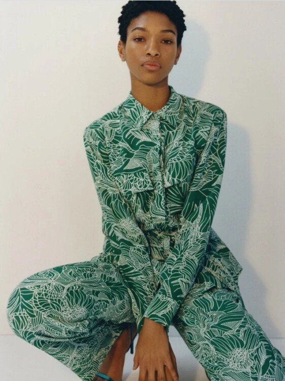 тропічний принт у спокійних тонах