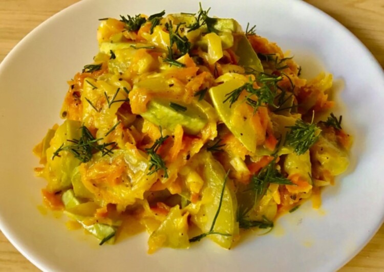 Кабачки, тушковані зі сметаною та зеленню