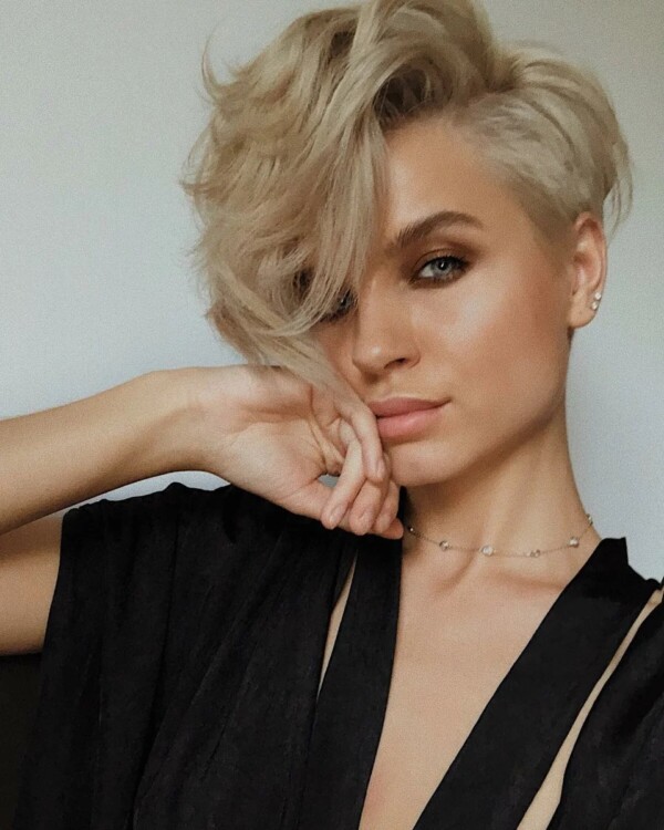 Асиметрична стрижка Піксі для світлого волосся