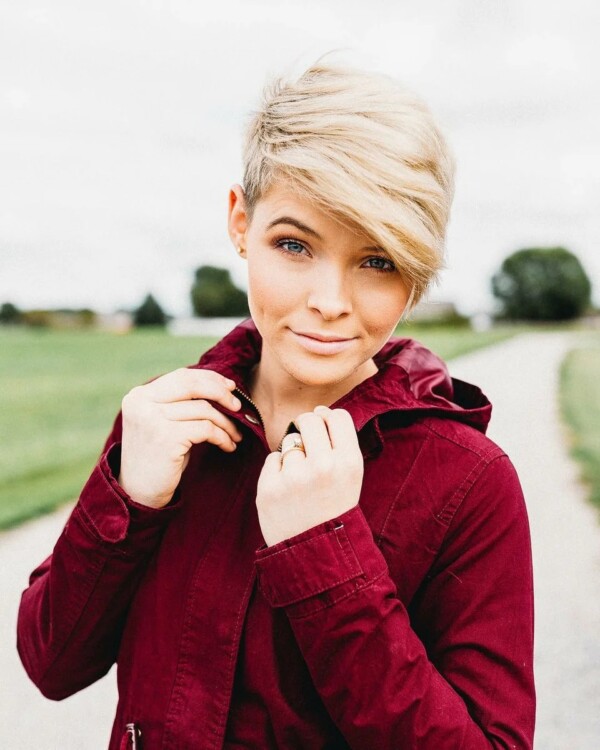 Багатошарова стрижка Піксі з чубчиком