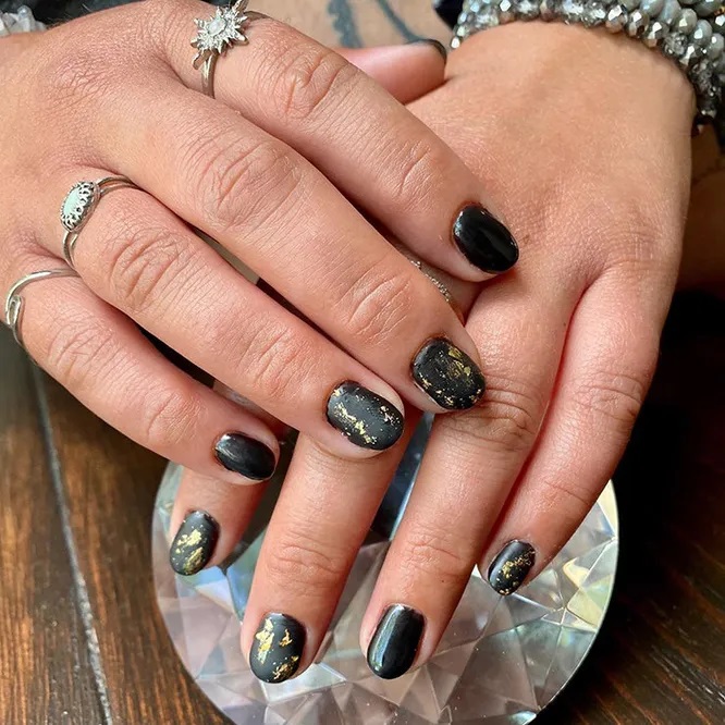 чорний колір на нігтях
