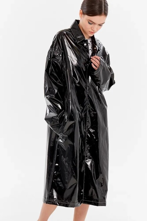 чорний лакований дощовик